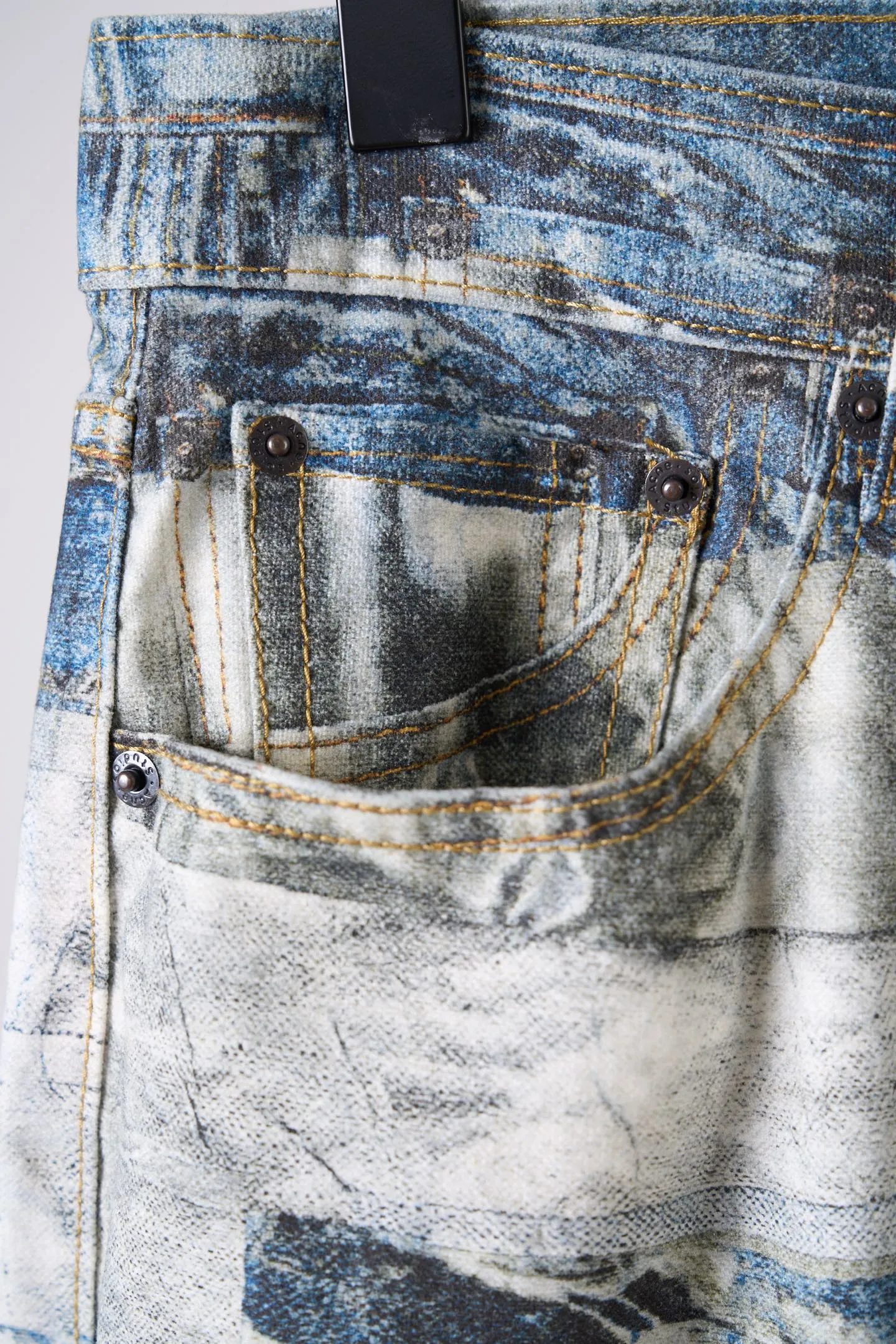[Real auction] Acne Studios trompe l'oeil print denim trousers [In Stock] S M L XL This pair of jeans is made of brushed denim, soft to the touch. The seasonal trompe l'oeil print shows floral patterns peeking out from under ripped jeans. These jeans have a relaxed fit with a mid-low rise and wide, loose legs.